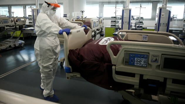Eine Krankenschwester aus dem Spital in Verduno im Nordwesten Italiens bereitet ein Intensivbett vor. (Bild: AFP)