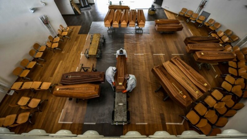 Särge aus der Gegend rund um Bergamo erreichen einen Friedhof in Mailand. (Bild: AP)