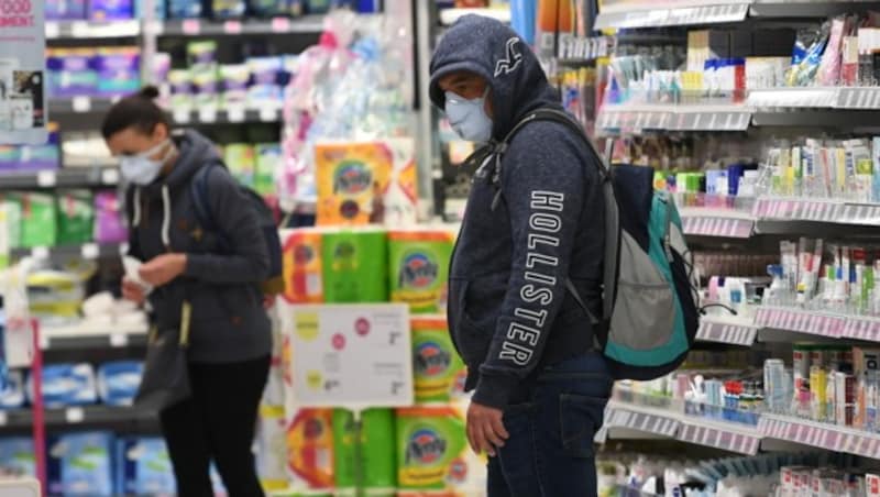 Vor heimischen Supermärkten werden Schutzmasken ausgegeben. Sobald diese verteilt worden sind, ist das Betreten nur noch mit der Maske erlaubt. (Bild: APA/HELMUT FOHRINGER)