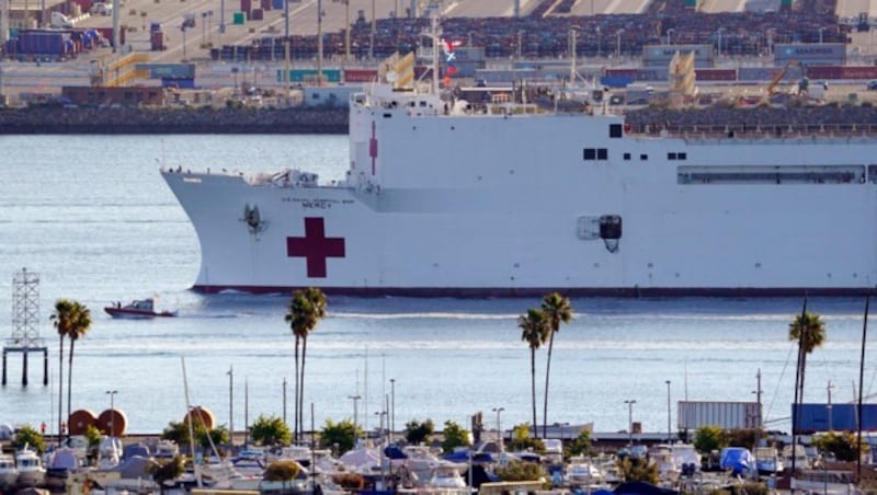 Das US-Navy-Schiff Mercy im Hafen von Los Angeles. 1000 Covid-19-Patienten sollen hier versorgt werden können. (Bild: AP)