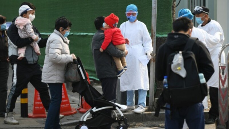 Die Zweifel an den offiziellen Corona-Zahlen aus China werden immer größer. Ab Mittwoch wollen die Behörden nun auch Zahlen von Infizierten veröffentlichen, die frei von Symptomen waren. (Bild: AFP)