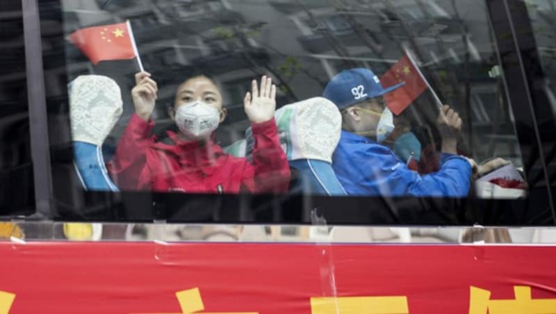 Freiwillige Helfer aus dem Medizinsektor, die während des Höhepunkts der Corona-Krise in der gesamten Provinz Hubei ausgeholfen haben, kehren nun wieder in ihre Heimatstadt Wuhan zurück. (Bild: AFP)