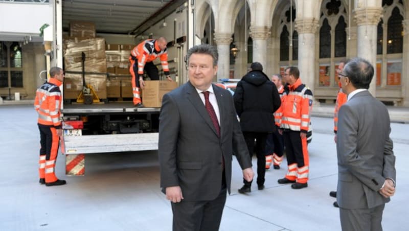 Wiens Bürgermeister Michael Ludwig (SPÖ l.) und der chinesische Botschafter Xiaosi Li im Rahmen der Übergabe der FFP2-Masken (Bild: APA/ROLAND SCHLAGER)