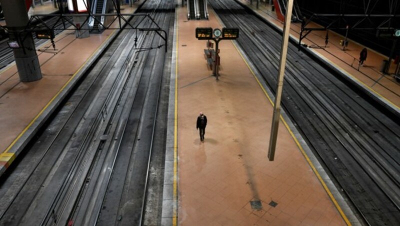 Leere Bahnsteige in Madrid (Bild: AFP)