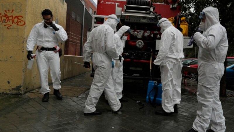 In Spanien helfen Soldaten bei der Desinfektion, wie hier in einem Altersheim der Hauptstadt Madrid. (Bild: AP)