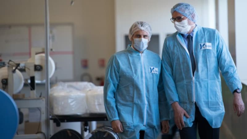 Macron (li.) beim Besuch einer Gesichtsmaskenfabrik in Angers (Bild: AFP)