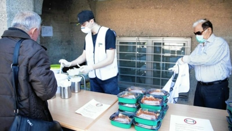 Essensausgabe im Caritas-Haus Elisabeth in Salzburg. (Bild: Caritas Salzburg)