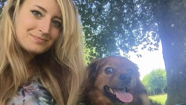 Jacqueline Kirchmayr fand in Allhaming mit ihrem Hund Arthur einen Giftköder auf der Straße. (Bild: zVg)