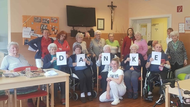 Die Bewohnerinnen und Bewohner des Pflegezentrums St. Oswald sagen: „Danke!“ In der Mitte: Initiatorin Silke Sveigel-Grössing (Bild: Pflegezentrums St. Oswald)