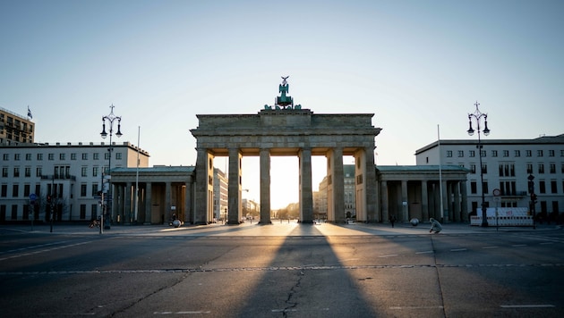 Das öffentliche Leben in Deutschland steht derzeit still. Wie hier vor dem Brandenburger Tor in Berlin, sind kaum noch Menschen auf den Straßen zu sehen. (Bild: APA/dpa/Kay Nietfeld)