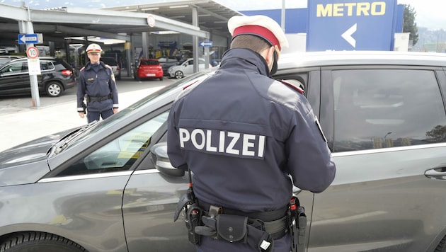 Beim Metro-Markt in Rum: Polizisten halten Autos auf, die dort einkaufen wollen, aber eigentlich nicht dürften. (Bild: Birbaumer Christof)