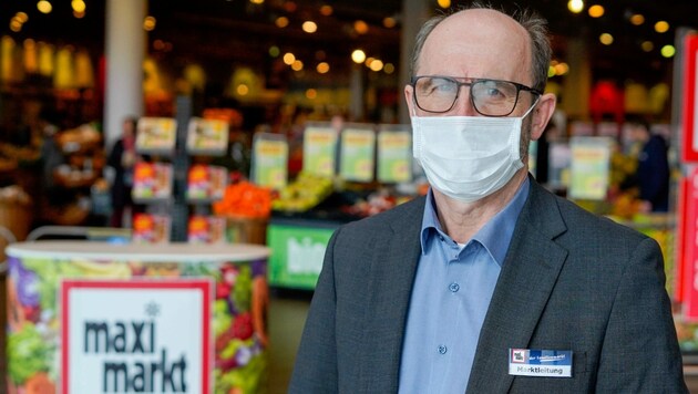 Karl Ausserhuber, Leiter der Maximarkt-Filiale in Wels, verteilte gestern die Masken an seine Mitarbeiter. (Bild: Markus Wenzel)