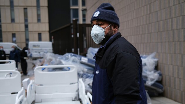 New York: In den USA tragen nicht mehr nur Gesundheitsarbeiter Gesichtsmasken, sondern auch immer mehr Menschen, die freiwillig auf diese Maßnahme setzen. Die CDC überlegt derzeit, ob das Tragen in Zukunft verpflichtend werden soll. (Bild: AP)
