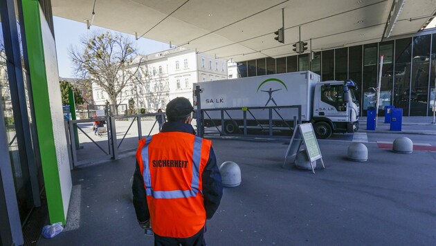 Security bewacht Eingang des Salzburger Uniklinikums (Bild: Tschepp Markus)