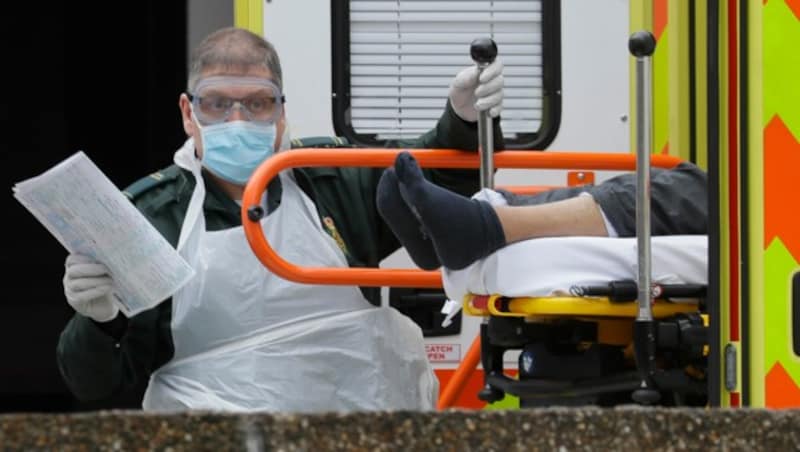 Ein Patient wird ins St. Thomas‘ Hospital in London eingeliefert. (Bild: AP)