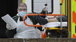 Ein Patient wird ins St. Thomas‘ Hospital in London eingeliefert. (Bild: AP)