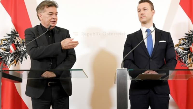 Vizekanzler Kogler (li.), Finanzminister Blümel (Bild: APA/Roland Schlager)