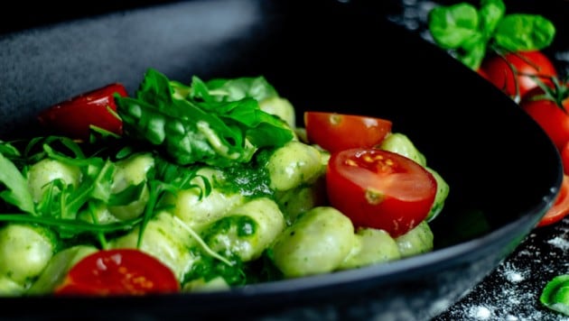 Sie können auch eine größere Menge zubereiten und die Gnocchi entweder roh oder vorgegart einfrieren. (Bild: ©DANLIN Media GmbH - stock.adobe.com)