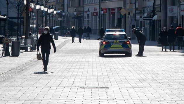 Ein Polizeiwagen fährt durch die Fußgängerzone in der Münchner Innenstadt. (Bild: APA/dpa/Peter Kneffel)