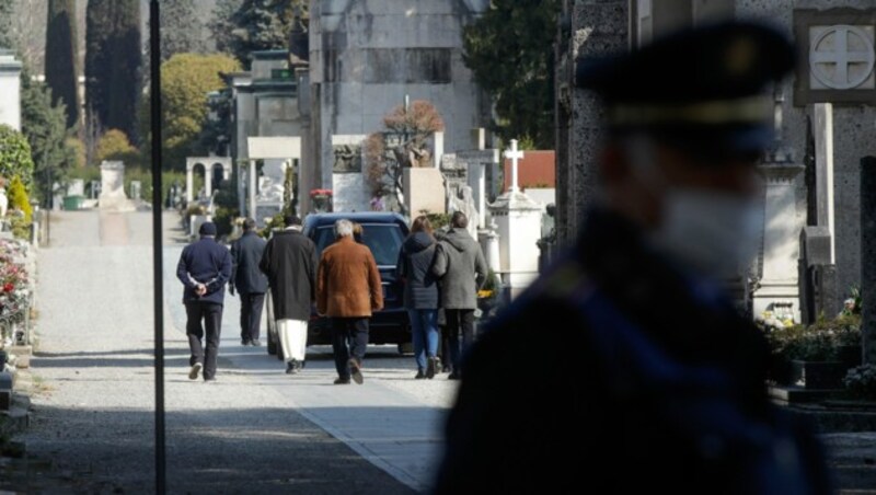 Obwohl in der Lombardei sowie in ganzen Italien noch immer sehr viele Corona-Todesopfer zu beklagen sind, flacht die Epidemiekurve immerhin schon etwas ab. (Bild: AP)