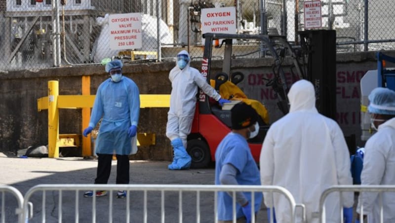 Szenen vor einem Krankenhaus in New York (Bild: AFP)