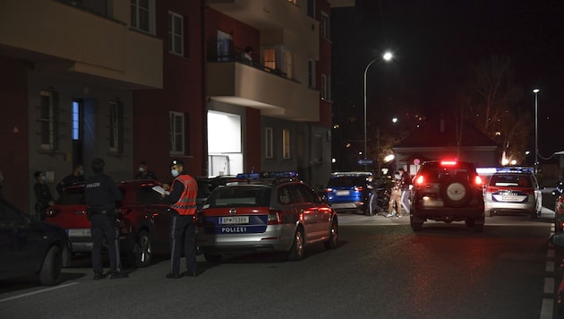 Die Frau (22) konnte noch in unmittelbarer Nähe des Tatorts - einer Wohnung in Innsbruck - festgenommen werden. (Bild: Zeitungsfoto.at/Team)