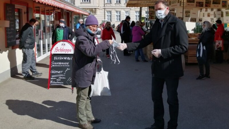 Auf Initiative von Marktreferent Stadtrat Markus Geiger wurden über 300 Schutzmasken am Benediktinermarkt verteilt. (Bild: Stadt Klagenfurt)