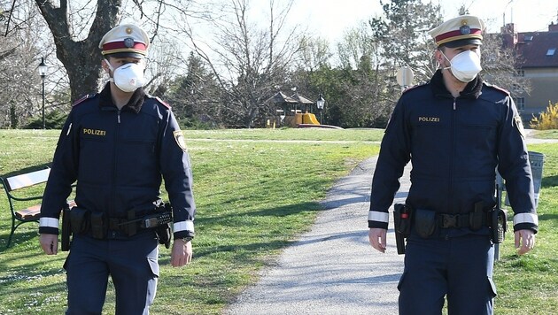 Polizisten mit Maske im Dienst (Bild: P. Huber)