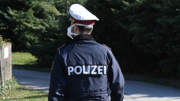 Ein Polizist mit Mundschutz (Bild: P. Huber)