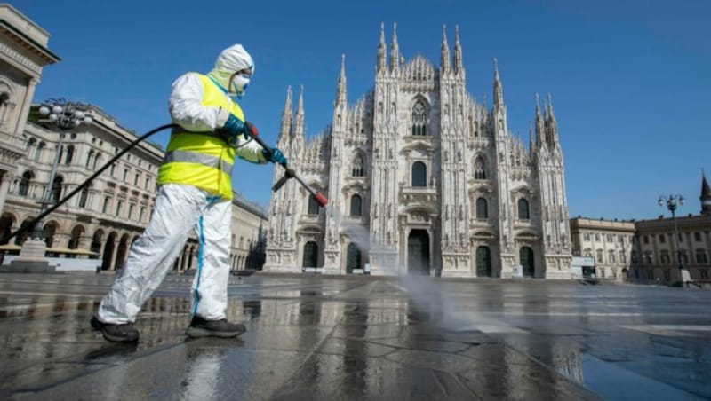In Mailand versucht man mit großflächigen Desinfektionen dem Coronavirus Herr zu werden. (Bild: AP)