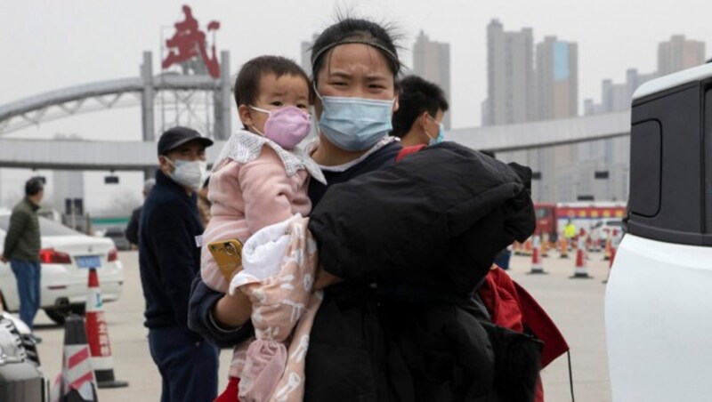 Nach Ende der Isolation strömen Millionen von Arbeitern wieder zurück nach Wuhan. (Bild: AP)