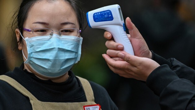 Fieberkontrollen gehören in Wuhan auch Anfang April noch zum Alltag. (Bild: AFP)