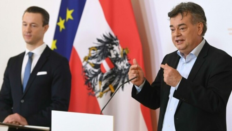 Finanzminister Gernot Blümel (ÖVP) und Vizekanzler Werner Kogler (Grüne) (Bild: APA/HELMUT FOHRINGER)