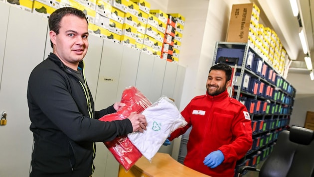 Rund 40 freiwillige außerordentliche Zivildiener, die in den kommenden 3 Monaten für das Rote Kreuz Tirol bzw. den Bezirksstellen tätig sein werden, bekommen ihre Uniform in Rot (Bild: Rotes Kreuz Tirol/Daniel Liebl )