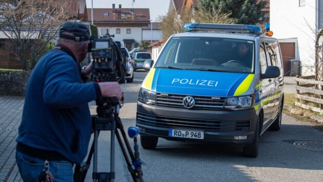 Ein Mannschaftswagen der Polizei steht vor dem Haus in Vogtareuth, wo sich die Familientragödie ereignet haben soll. (Bild: APA/dpa/Lino Mirgeler)