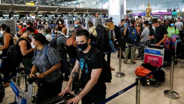 Französische Staatsbürger warten auf dem Flughafen in Bangkok auf den Rückflug nach Europa. (Bild: AFP)