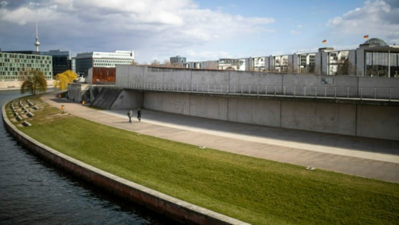 Das Ludwig-Erhard-Ufer an der Spree in Berlin (Bild: AFP)