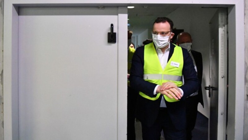Gesundheitsminister Jens Spahn beim Besuch einer Fabrik für medizinischen Bedarf (Bild: AFP)