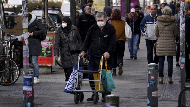 In Berlin sind manche Straßen noch immer gut besucht ... (Bild: AP)