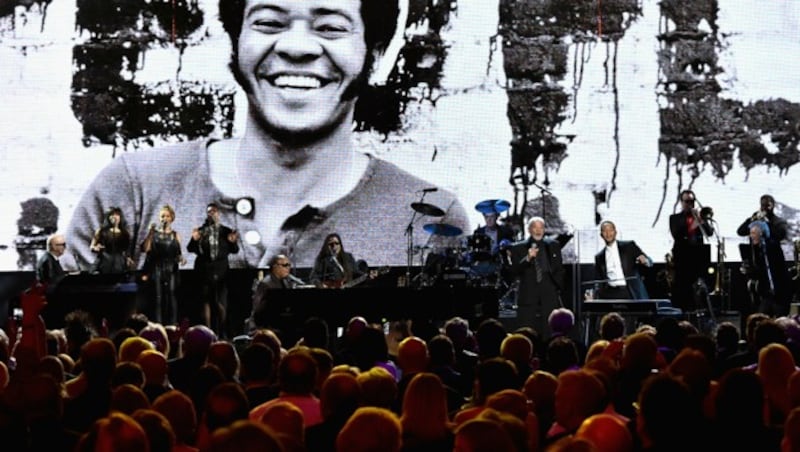 Stevie Wonder, Bill Withers, and John Legend performten auf der Bühne bei Withers‘ Aufnahme in die Rock‘n‘Roll Hall Of Fame. (Bild: AP)