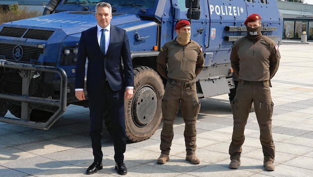 Innenminister Karl Nehammer mit den Rückkehrern (Bild: Zwefo)
