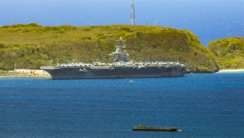 Die USS Theodore Roosevelt ankert vor Guam. (Bild: AP)