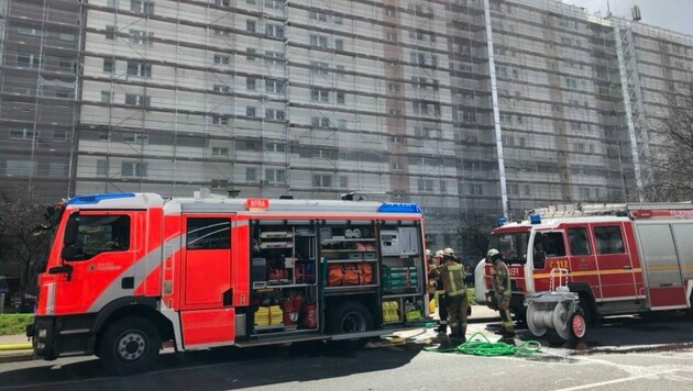 1200 Quadratmeter Dach von fünf zusammenhängenden Hochhäusern brannten in Berlin. (Bild: Berliner Feuerwehr)