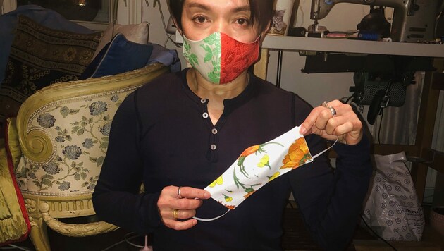 Modemacher La Hong mit seinen Mundschutz-Masken (Bild: APA/LA HONG)