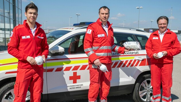 Zivildienstleistender Ferdinand Sima, Abteilungsleiter Michael Moser und Landesrettungskommandant Werner Kraut vom Roten Kreuz Niederösterreich (Bild: RK NÖ/L. Hürner)