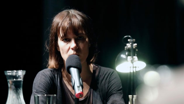 Pia Hierzegger stellt ihre Fragen im Videotreff (Bild: Theater im Bahnhof)