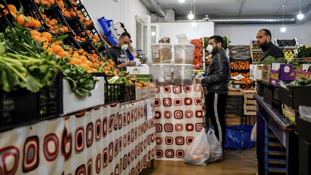 Menschen stehen in Codogno in der Lombardei im Lebensmittelladen an. (Bild: AP)