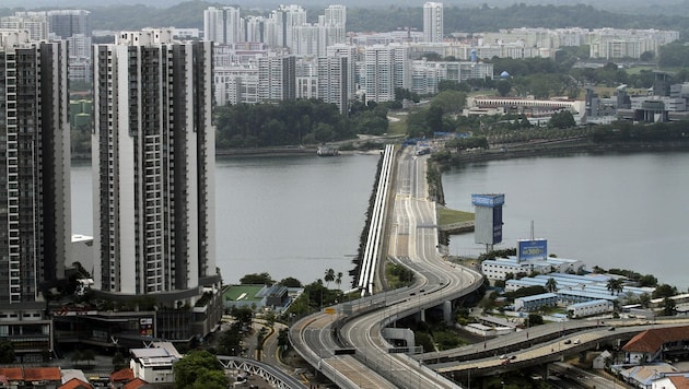 Die leer gefegte Autobahn ins benachbarte Malaysia (Bild: ASSOCIATED PRESS)