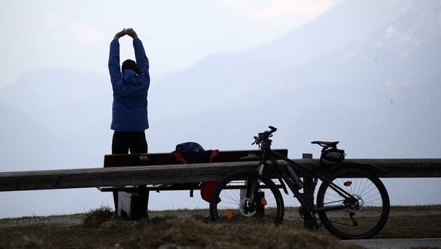 Ein Radfahrer genießt die Aussicht vom Gaisberg (Bild: Tröster Andreas)