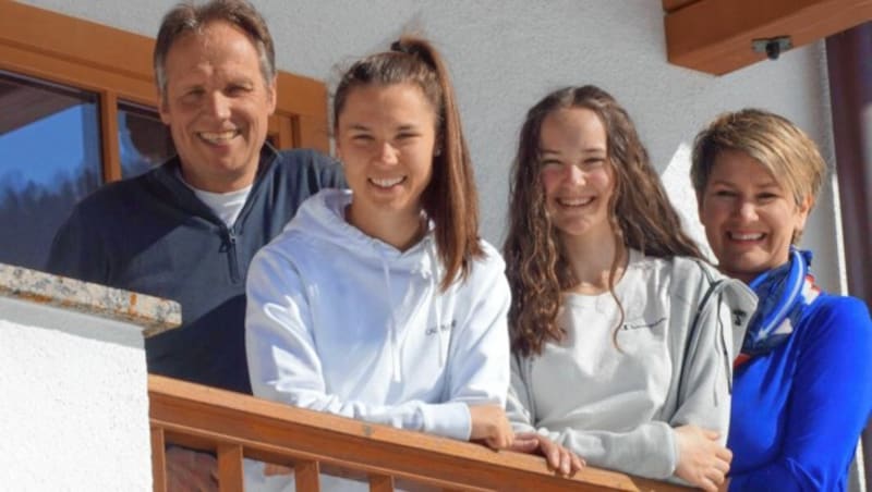 Großgasteiger mit Papa Manfred, Schwester Melanie und Mama Barbara den „Krone“-Titel. (Bild: Krone)